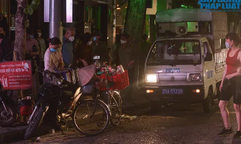 Hà Nội chuyển màu cấp độ dịch: Nhiều hàng quán 'phớt lờ' quy định đóng cửa trước 21h