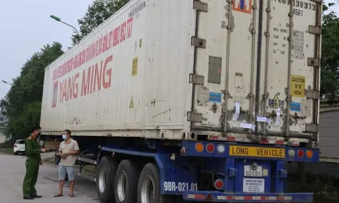 Nghệ An: Bắt giữ container chở hàng ngàn chai rượu ngoại không rõ nguồn gốc