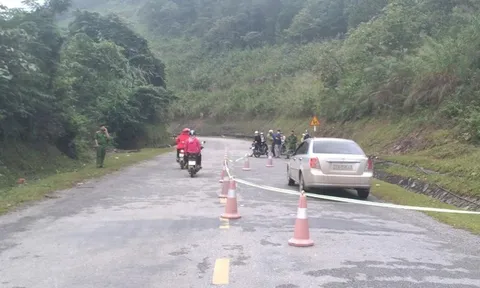 Phát hiện người đàn ông tử vong trong ô tô đang nổ máy đỗ ven đường