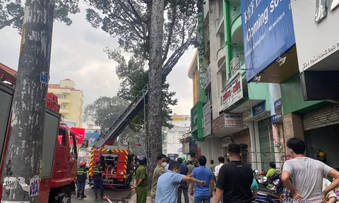 Cháy căn nhà 5 tầng ở TP.HCM, giải cứu nhiều người mắc kẹt