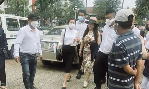 Bà Nguyễn Phương Hằng đến làm việc với Công an TP.Biên Hòa