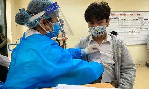 Hà Nội: Học sinh lớp 12 mắc COVID-19 từng đi tiêm vaccine ở trường