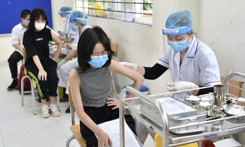 Hà Nội tiêm vaccine COVID-19 cho học sinh lớp 7, 8