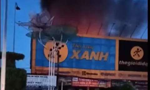Cần Thơ: Cửa hàng Điện Máy Xanh bốc cháy dữ dội