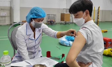 Quảng Nam: Học sinh lớp 11 tiêm hai mũi vaccine trong 10 phút