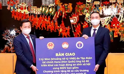 Bàn giao vaccine, công nghệ, nguyên liệu điều chế thuốc điều trị COVID-19; kinh phí xây nhà tránh lũ cho dân
