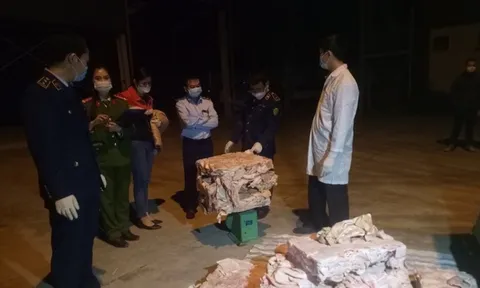 Phát hiện xe ô tô chở gần 1 tấn bì lợn đã bốc mùi đi tiêu thụ