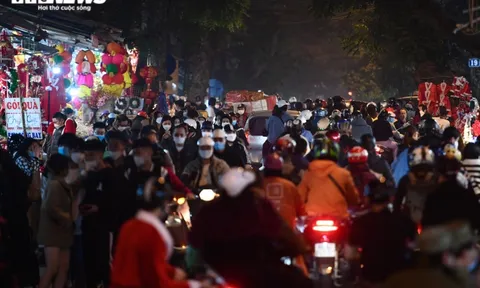 Hà Nội đêm Giáng sinh: Nhà thờ lớn vắng lặng, phố Hàng Mã, bờ hồ vẫn chật kín người