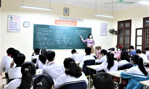 Từ 27/12, nhiều trường tại Hà Nội lại chuyển sang học trực tuyến
