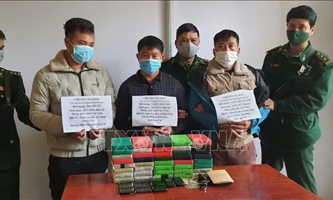Lào Cai: Bắt 3 đối tượng vận chuyển 40 bánh heroin trong bao tải