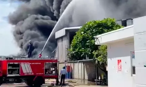 TP.HCM: Cháy lớn trong khu công nghiệp Tân Phú Trung, hàng trăm công nhân tháo chạy