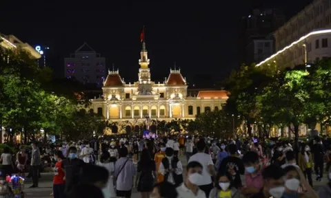 TP.HCM: 'Biển người' san sát nhau ở phố đi bộ Nguyễn Huệ, cùng chào đón năm mới 2022