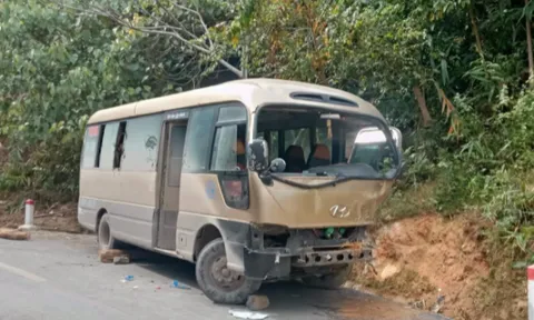 Nghệ An: Xe khách chở lao động về quê nghỉ Tết tông vào vách núi, 3 người bị thương