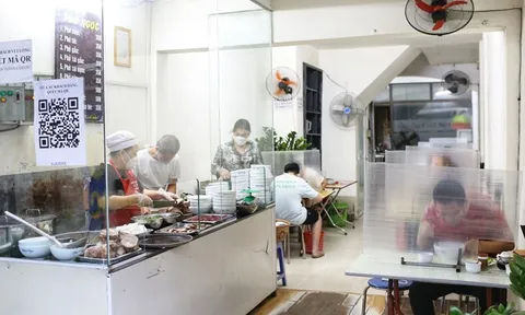 Cho phép hàng quán ăn uống phục vụ tại chỗ ở 5 địa bàn thuộc quận Hoàn Kiếm