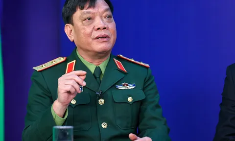 Chuyển hướng chiến lược phòng chống dịch: Chậm hay không thể sớm hơn?