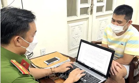 Bắt khẩn cấp 'tú ông' điều hành đường dây môi giới có 200 gái bán dâm