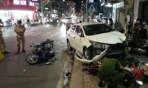 Ô tô tông hàng loạt xe máy trên phố làm 2 người bị thương, tài xế có nồng độ cồn cao