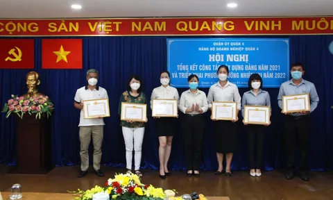 FE CREDIT vinh dự nhận giấy khen chi bộ hoàn thành xuất sắc nhiệm vụ 2021 của Đảng bộ Doanh nghiệp Quận 4