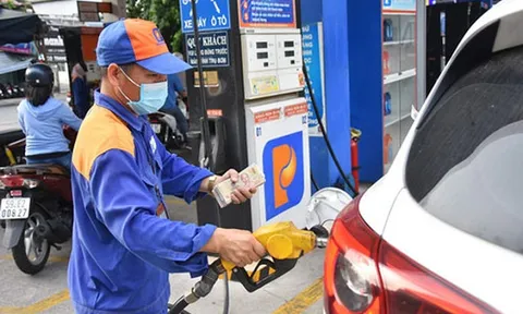 Vì sao giá xăng dầu tăng mạnh, vượt ngưỡng 25.000 đồng/lít?