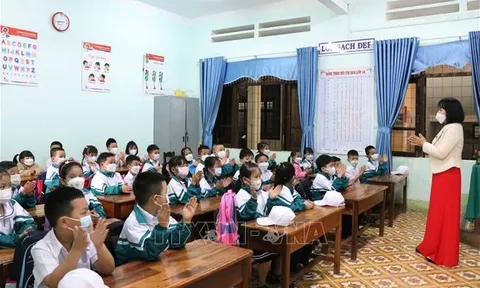 Dịch COVID-19 diễn biến phức tạp, nhiều địa phương 'quay xe' cho học sinh học trực tuyến