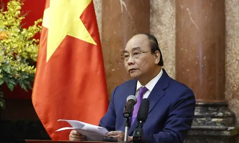 Chủ tịch nước Nguyễn Xuân Phúc: Tiếp tục quan tâm, chăm lo nhiều hơn nữa đến đội ngũ y bác sĩ, cán bộ y tế