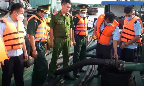 Phát hiện hàng trăm tấn dầu không rõ nguồn gốc trên tàu có hầm bí mật