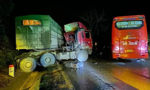 Tuyên Quang: Xe đầu kéo tông ô tô khách, 1 người tử vong