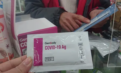 Giá kit xét nghiệm COVID-19 ở Hà Nội bắt đầu 'hạ nhiệt'