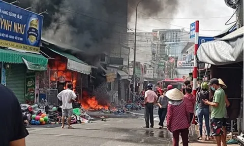 Bình Dương: Giải cứu 2 người trong đám cháy ở chợ Dĩ An