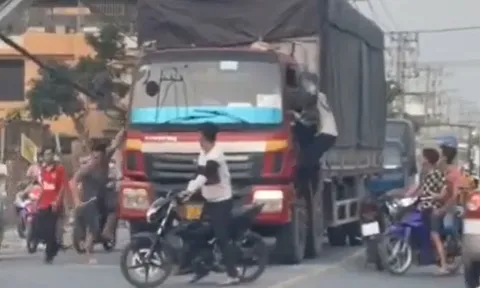 Bắt 3 đối tượng cầm dao đập phá xe tải, hành hung tài xế ở Bình Dương