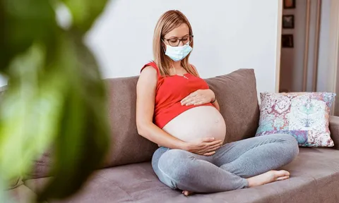 Thai phụ mắc COVID-19 nên làm gì khi có dấu hiệu sốt?