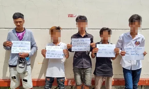 Bắt nhóm thanh niên chuyên lấy nắp cống đem bán để mua ma túy