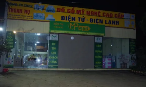 Truy tìm 2 kẻ đi xe máy nổ súng bắn vào cửa hàng đồ gỗ ở Thanh Hoá