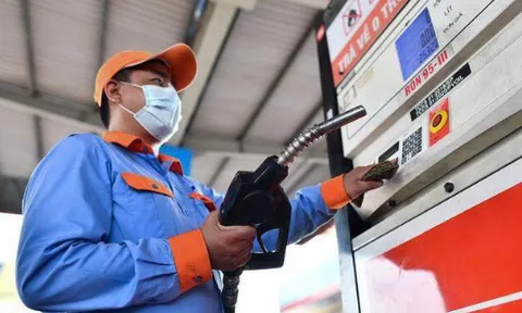 Giá xăng giảm hơn 600 đồng từ 15h hôm nay