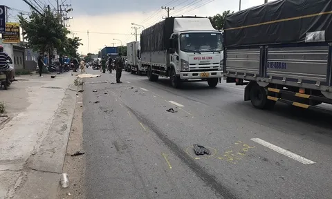 Va chạm xe đầu kéo, hai vợ chồng đi xe máy tử vong