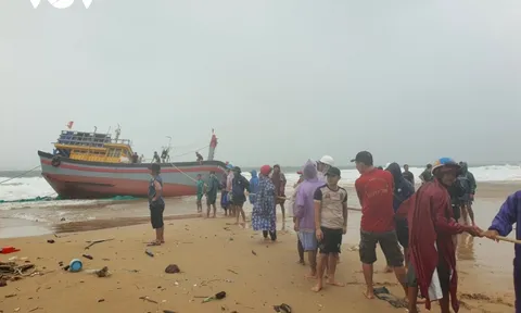 Mưa to, sóng lớn ở Phú Yên đánh chìm hàng chục tàu cá, 2 người mất tích