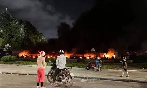 Quảng Ninh: Cháy lớn thiêu rụi hàng chục gian hàng tại chợ Hạ Long 1