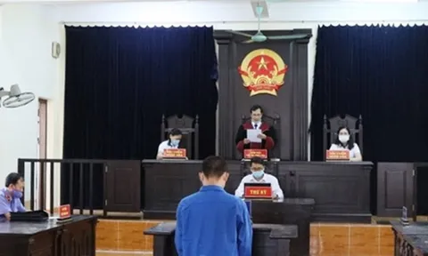 Lên tòa nộp đơn ly hôn, người chồng bị xử 3 năm tù do giao cấu với trẻ em