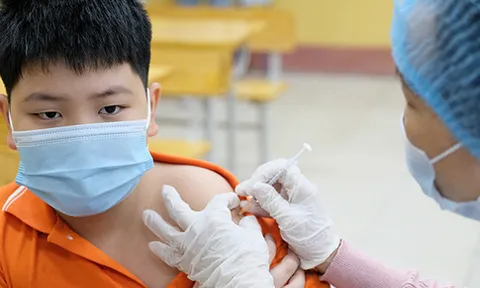 Ngày 18/4: Ca mắc COVID-19 giảm còn 12.012; hơn 19.500 liều vaccine tiêm cho trẻ từ 5 - dưới 12 tuổi