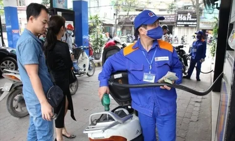 Từ 15h hôm nay, giá xăng tăng gần 700 đồng/lít