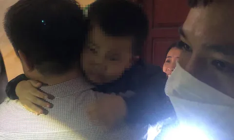 Hà Nội: Giải cứu bé trai 4 tuổi mắc kẹt dưới hố thang máy
