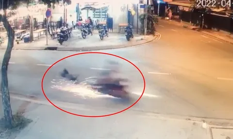 Bé trai 4 tuổi theo mẹ bán vé số bị xe máy tông văng lên vỉa hè