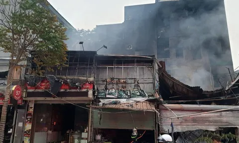 Hà Nội: Cháy lớn tại cửa hàng săm lốp ô tô, lan sang 6 nhà kế bên