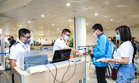 Nóng: Việt Nam tạm dừng khai báo y tế COVID-19 với người nhập cảnh từ 0h ngày 27/4