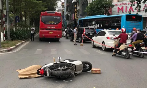 Hà Nội: Va chạm với xe khách, người phụ nữ đi xe máy tử vong