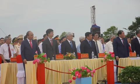 Chủ tịch nước Nguyễn Xuân Phúc dự Lễ thượng cờ 'Thống nhất non sông'