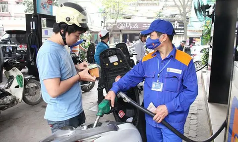 Xăng dầu tiếp tục tăng giá, RON 95 tăng 440 đồng/lít