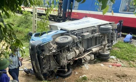 Băng qua đường sắt, xe tải bị tàu hỏa đâm, 2 người thương vong