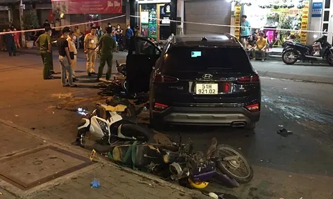 Ô tô mất lái tông loạt xe máy khiến 4 người bị thương, tài xế rời khỏi hiện trường