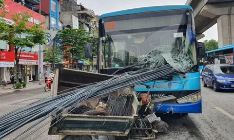 Hà Nội: Xe ba bánh chở sắt dài cả chục mét đâm thủng kính xe buýt